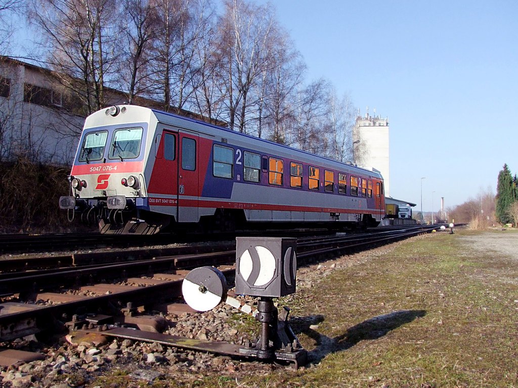 5047 076-4 passiert als R5953 Weiche64 des Bhf. Ried;110320