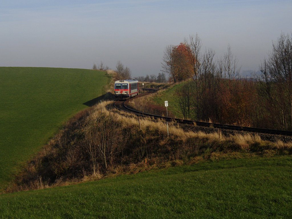 5047 077-2 als R 3467 von Attnang-Puchheim nach Ried im Innkreis ist am 14.11.2011 wenige Minuten zuvor im Bahnhof Hausruck abgefahren.