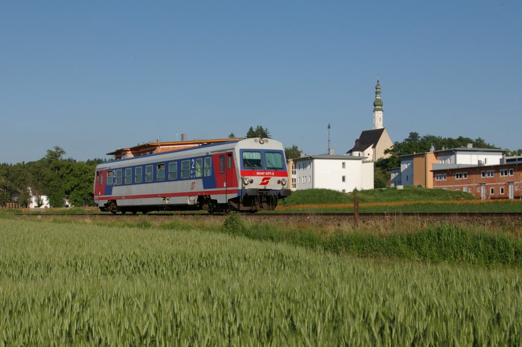 5047 077 als R 5972 nach Braunau am 04.06.2010 in Geinberg.
