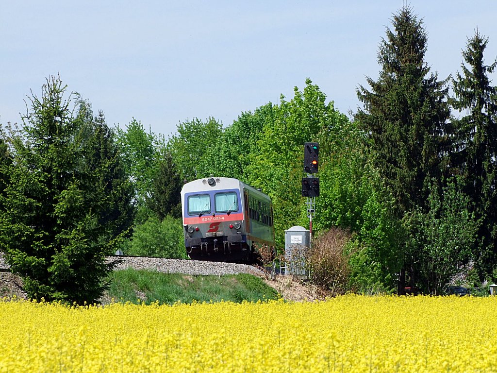 5047 081-4 erreicht als R3475 den Bahnhof Ried im Innkreis;110507