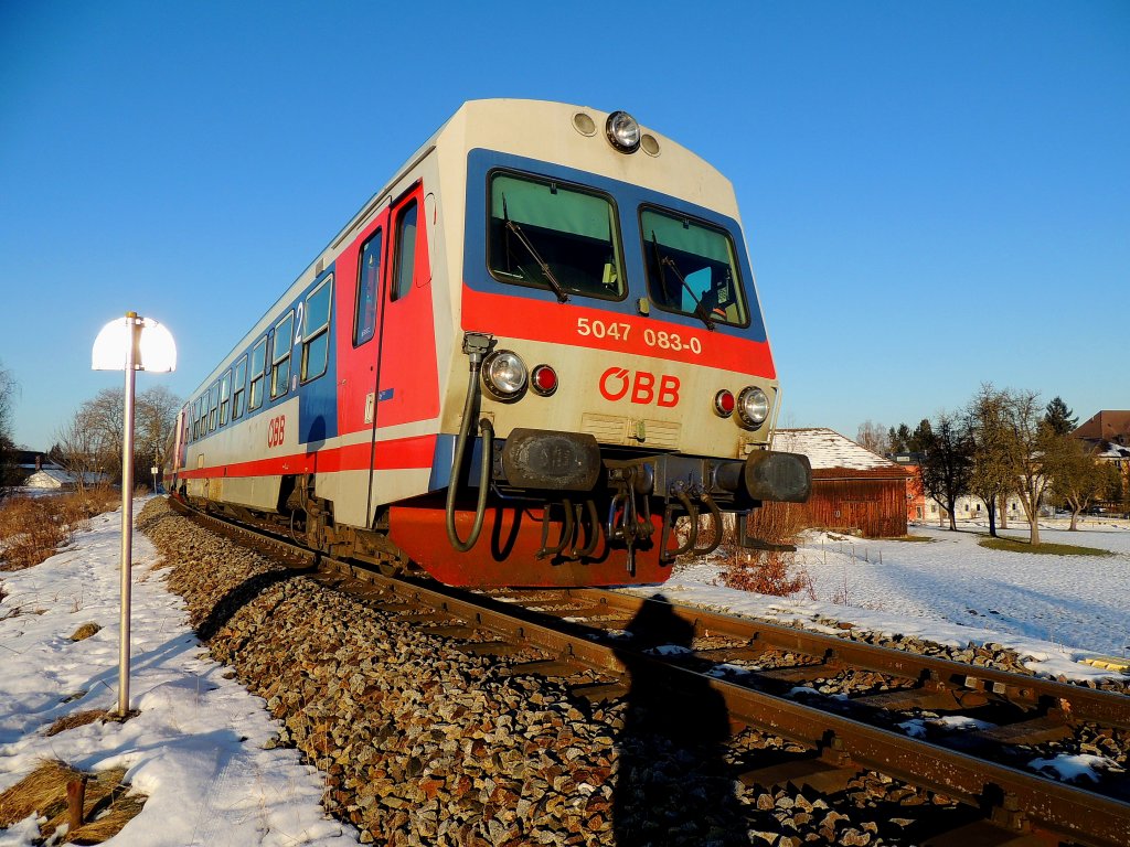 5047 083-0 passiert mit zwei weiteren Triebwagen dieser Baureihe als R5961 die Rieder Ostausfahrt; 130305