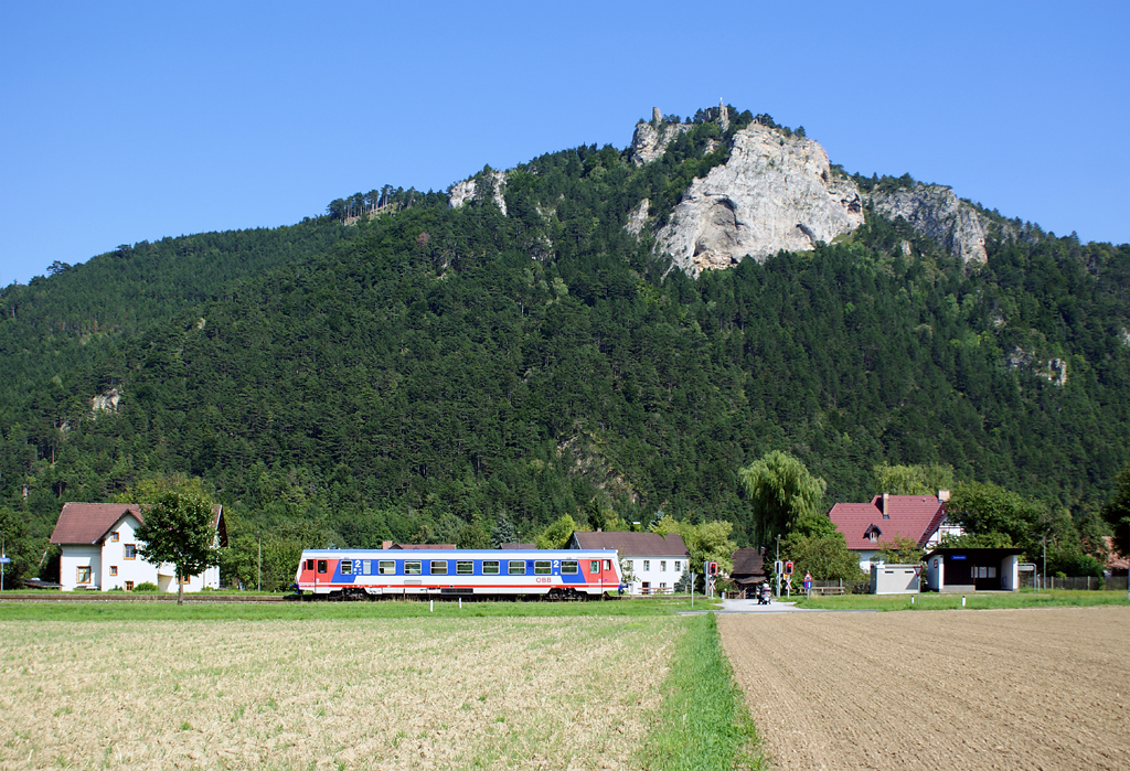 5047 084 beim Halt am 21.08.2010 als R2752 von Aspang nach Wiener Neustadt Hbf in Glei�enfeld, vor der Felswand des 610 m hohen T�rkensturz.