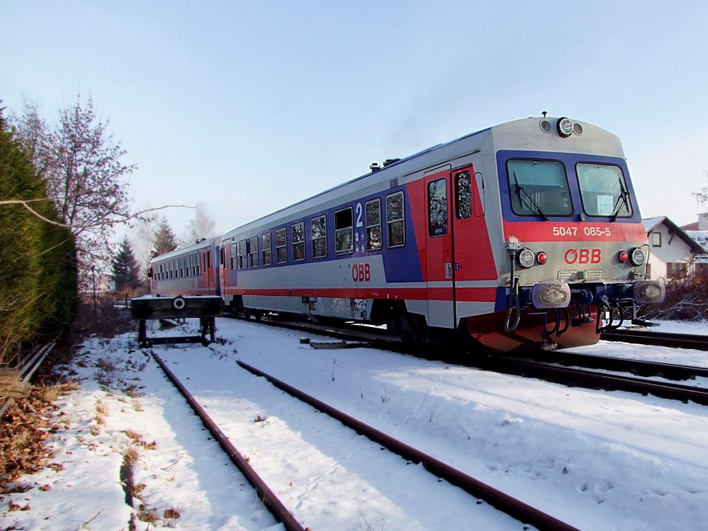 5047 085-5 hat auch schon die  �BB-Wortmarke  ausgefasst, und verl�sst hier als R5965 den Bhf. Ried;091222