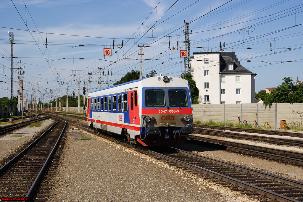 5047 086 als R7419 (Maria Lanzendorf - Wiener Neustadt Hbf) bei der Einfahrt in den Zugendbahnhof, 02.08.2012.