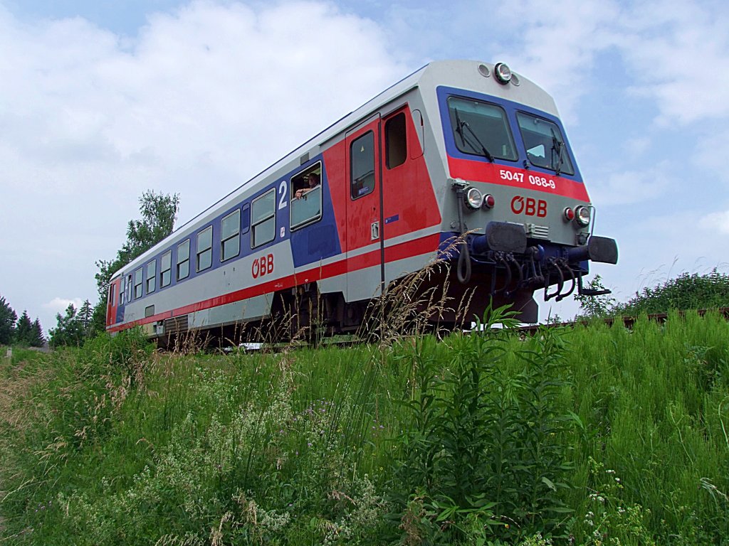 5047 088-9 ist auf der Hausruckbahn als R3474 unterwegs;110611