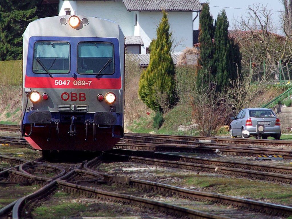 5047 089-7 erreicht auf seiner  Fahrstra�e  als R3474 den Bhf. Ried;110402