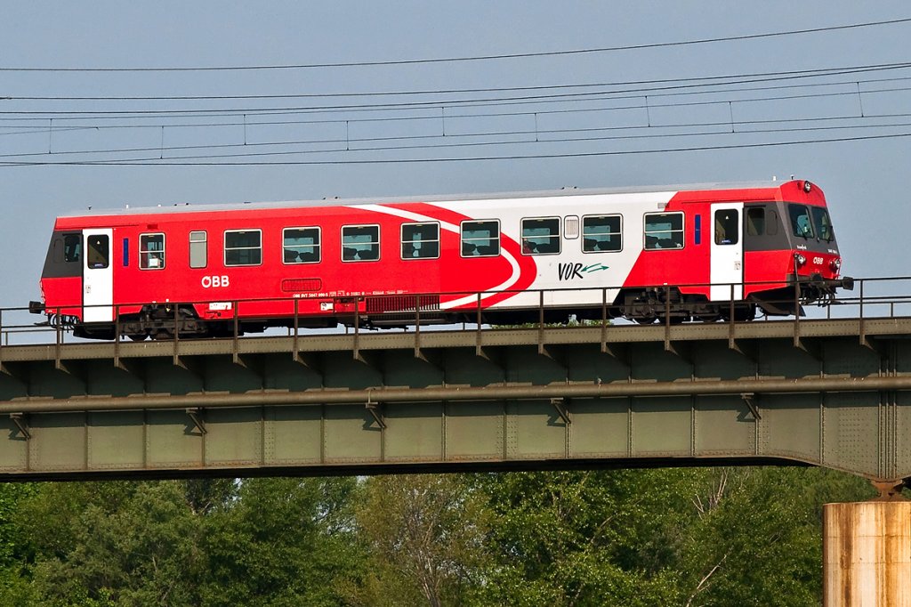 5047 090  Manfred  fhrt als R 2561 ber die Brcke des Entlastungsgerinnes von Marchegg nach Wien, am 30.04.2011.