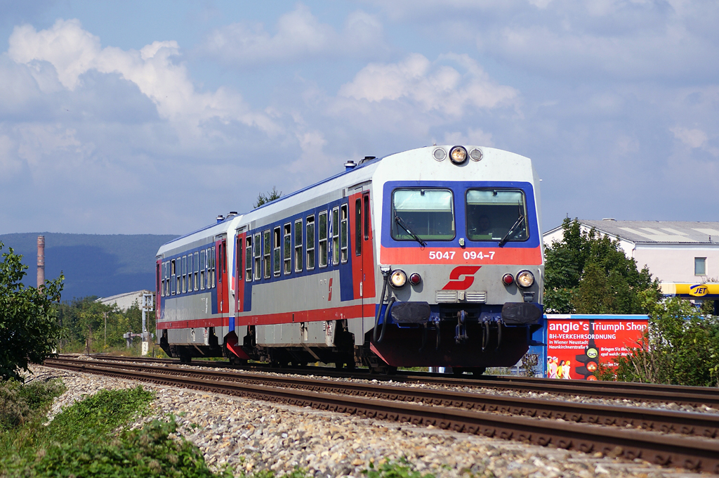 5047 094 und 5047 091 fahren am 11.09.2010 gemeinsam als R7719 von Wiener Neustadt Hbf nach Neckenmarkt-Horitschon.