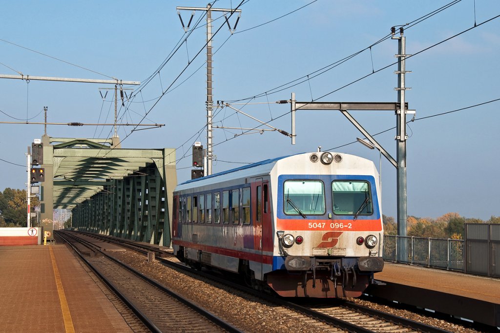 5047 096, nachmittags als R 2575 von Raasdorf nach Wien S�dbahnhof (Ost). Wien Praterkai, am 22.10.2012.