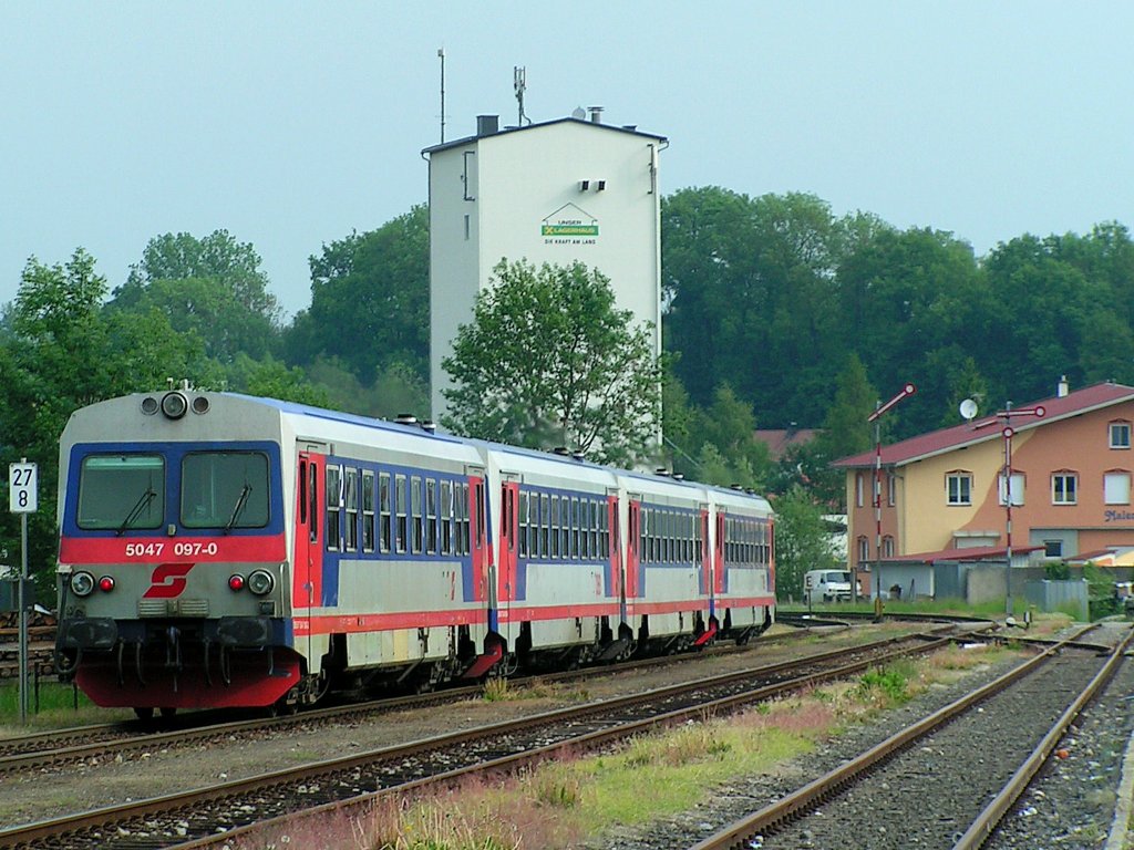 5047 097-0 bildet bei R5805 als 4er-Garnitur den Zugschlu(Ausfahrt Bhf.Mauerkirchen);110512