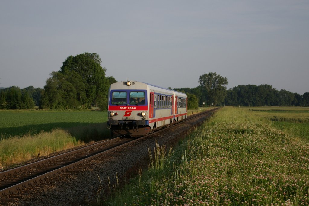 5047 098 + 061 als R 5827 nach Braunau am 10.06.2010 bei Mauerkirchen.