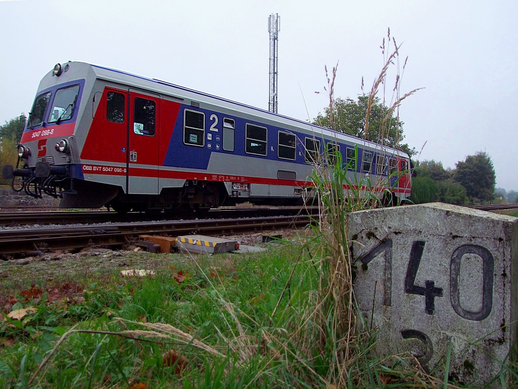 5047 098-8 passiert als R5948 den alten Kilometerstein 140-3 am Kreuzungspunkt der Bahnstrecken 171151;101003