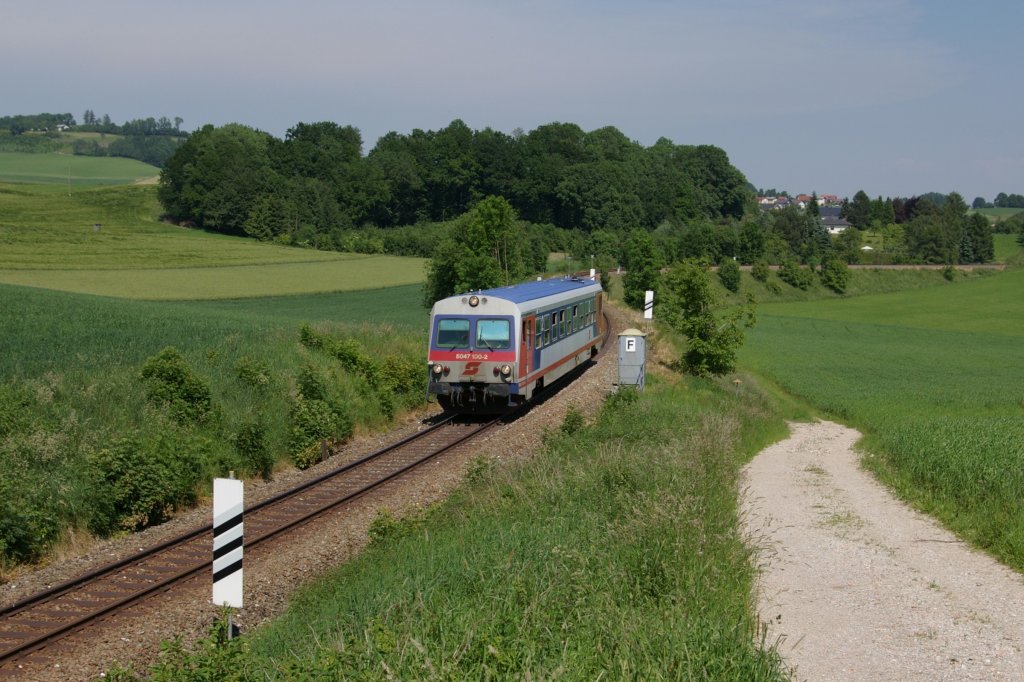 5047 100-2 als R 3479 nach Ried im Innkreis am 09.06.2010 bei Ottnang. 