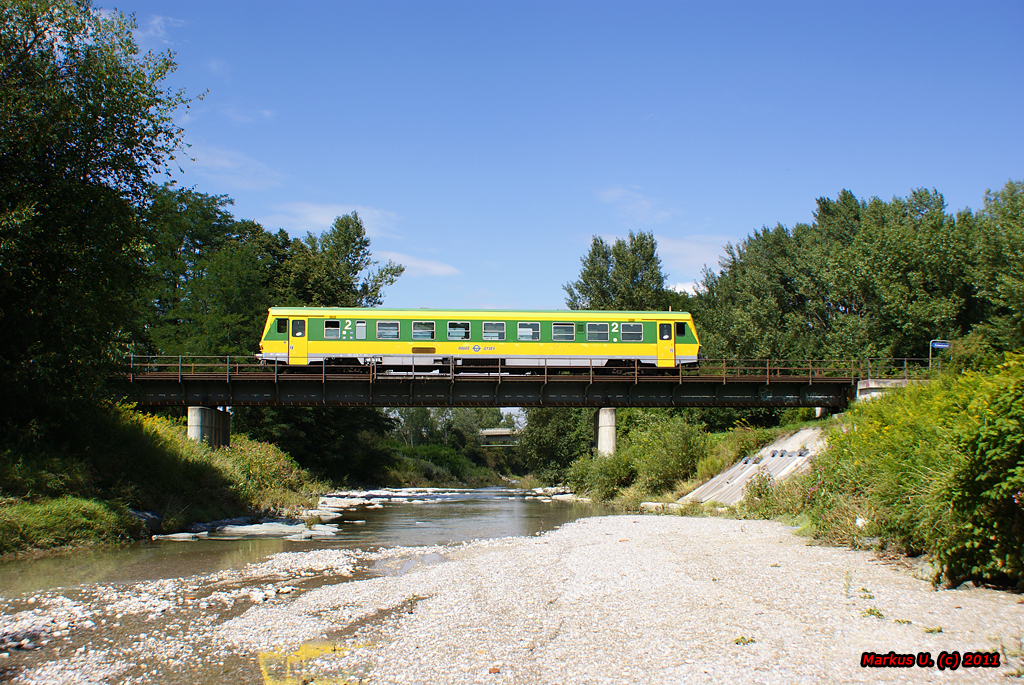 5047 501 der Raaberbahn/GySEV berquerte am 12.08.2011 als R7737 von Wiener Neustadt Hbf nach Sopron die Leithabrcke bei Katzelsdorf.