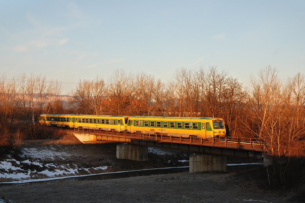 5047 502 und 5147 511/512 der ROeEE bildeten am 04.01.2011 den R 7711 von Wiener Neustadt nach Sopron und wurden in der kurzen Zeit zwischen Sonnenaufgang und (partieller) Sonnenfinsternis auf der Br�cke �ber die Leitha (Grenzflu� zwischen Nieder�sterreich und dem Burgenland) bei Katzelsdorf aufgenommen.