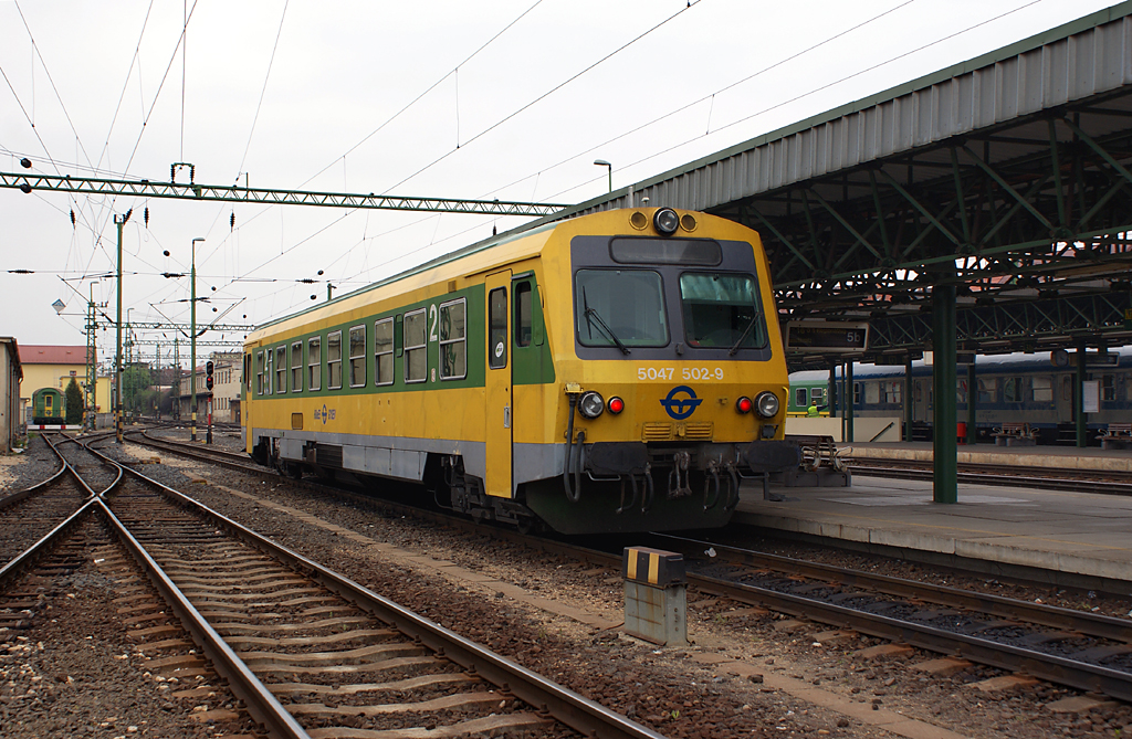 5047 502 der ROeEE/GySEV wartet am Bahnsteig 7b auf die Abfahrt nach Wiener Neustadt Hbf. Sopron, 23.04.2010