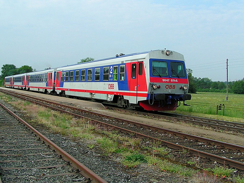  5047-Vierfachtraktion  als R5805 im Bahnhof von Mauerkirchen;110512