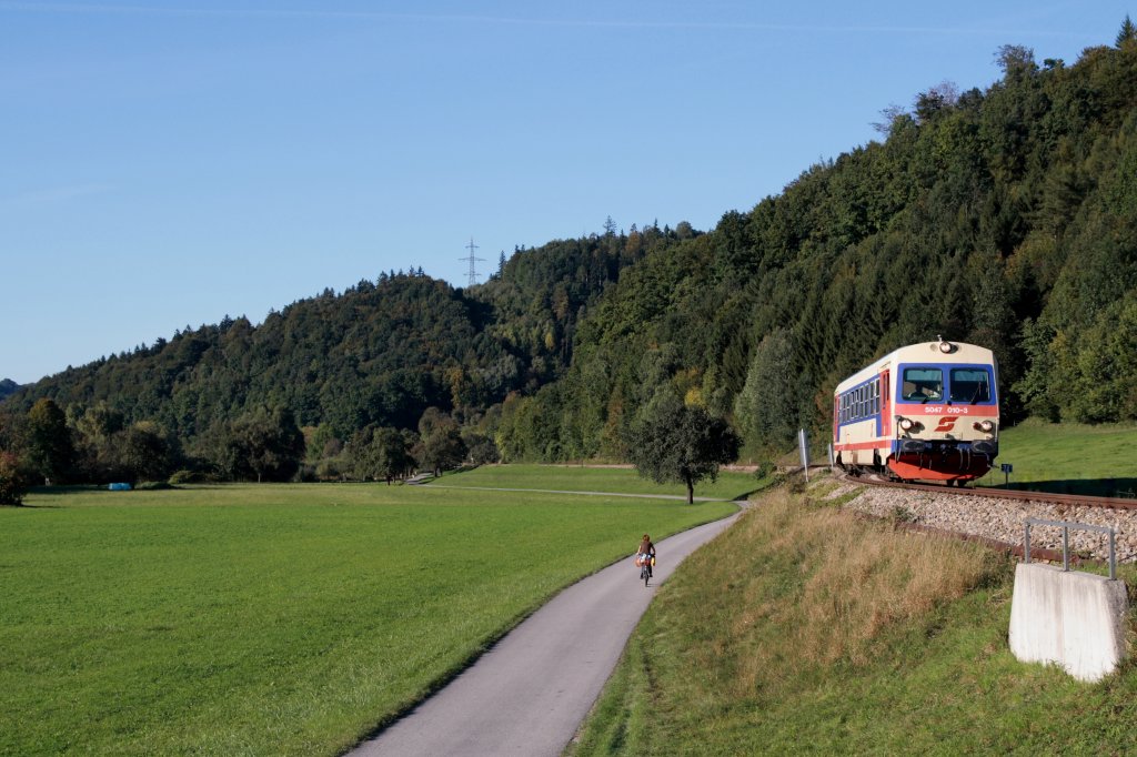 5047.010 als R 6770 bei Traisen, 30. September 2011. (Gelnder im Vordergrund etwas dilettantisch verkleinert)