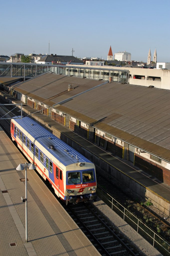 5047.030 Reg. bei der Ausfahrt aus Wr.Neustadt Hbf. am 20.8.12
