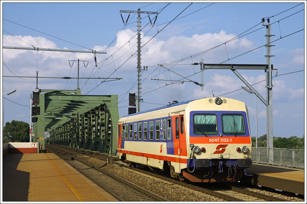 5047.032 mit dem R 9585 (Marchegg - Wien Sdbf Ostseite) am 31. Juli 2010 beim Passieren der Haltestelle Praterkai.