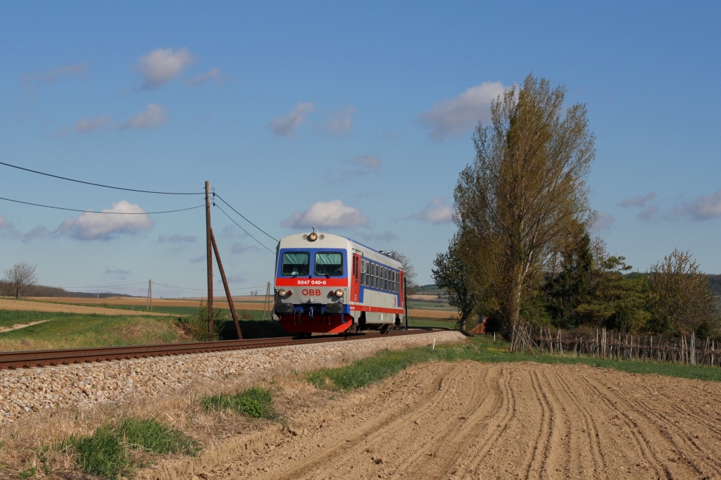 5047.040 als R 6240 von Horn nach St. P�lten Hbf. kurz vor Herzogenburg. 25.04.2012