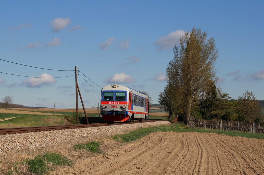5047.040 als R 6240 von Horn nach St. Plten Hbf. kurz vor Herzogenburg. 25.04.2012