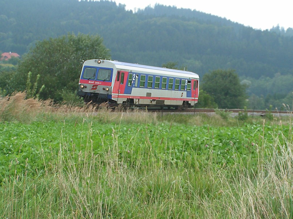5047068-1 ist in der gr�nen Botanik im Bereich des Bhf. Hausruck als R3471 unterwegs;090811