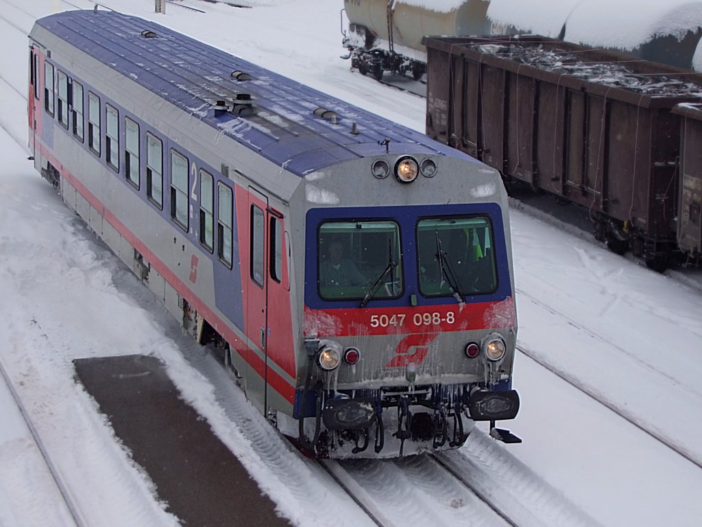 5047098-8 erreicht  im Traktorprofilreifen gespurten Gleis als R5956 den Bhf. Ried i.I.;100212