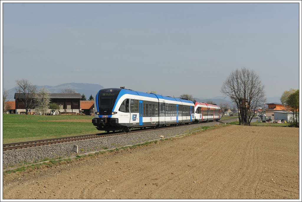 5063 008 und 5063 007 am 14.3.2012 zwischen den Bahnh�fen Stra�gang und Premst�tten-Tobelbad aufgenommen. In Lieboch wird dieser Zug getrennt. Teil eins geht als 8411 weiter nach K�flach, Teil zwei als R 8559 nach Wies.