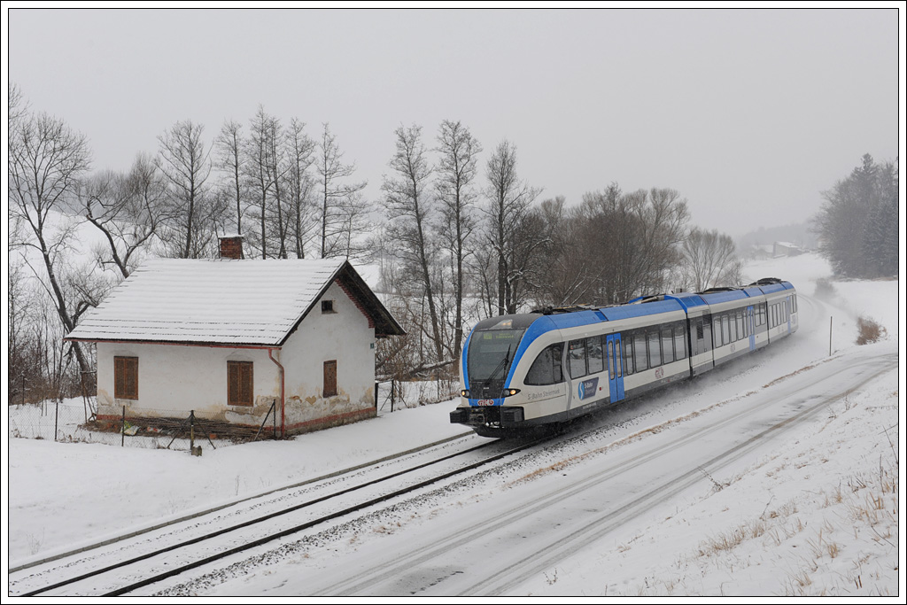 5063 008, der einzige GKB GTW im blauen S-Bahn Design, am 11.2.2012 als R 8581 (S61) von Graz ber Lieboch nach Wies-Eibiswald unterwegs, aufgenommen zwischen dem Bahnhof Lannach und der Haltestelle Oisnitz-St. Josef.