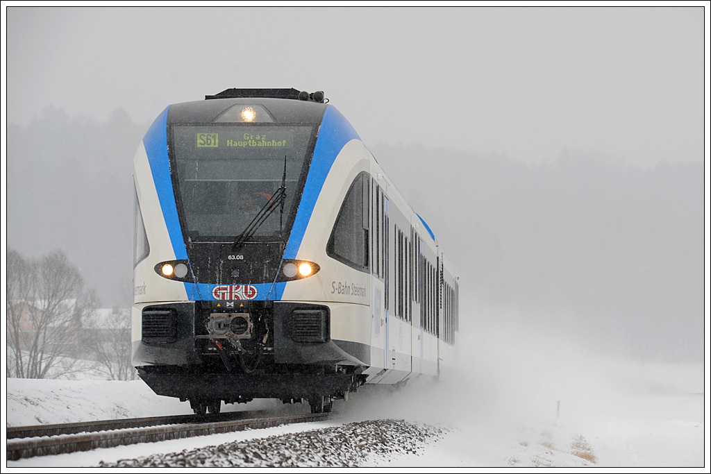 5063 008, der einzige GKB GTW im blauen S-Bahn Design, am 11.2.2012 als R 8570 (S61) von Wies-Eibiswald ber Lieboch nach Graz im Oisnitzgraben kurz vor der Haltestelle Oisnitz-St. Josef aufgenommen.