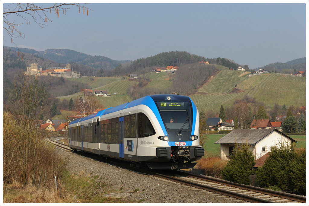 5063 008, der einzige GTW der GKB in blauem S-Bahn Design, am 13.3.2012 als R 8557 von Graz ber Lieboch nach Wies, auf der Leibenfelder Hhe mit Blick auf die Burg Deutschlandsberg aufgenommen. Was mich persnlich betrifft, finde ich diese blaue Folierung sehr gelungen.