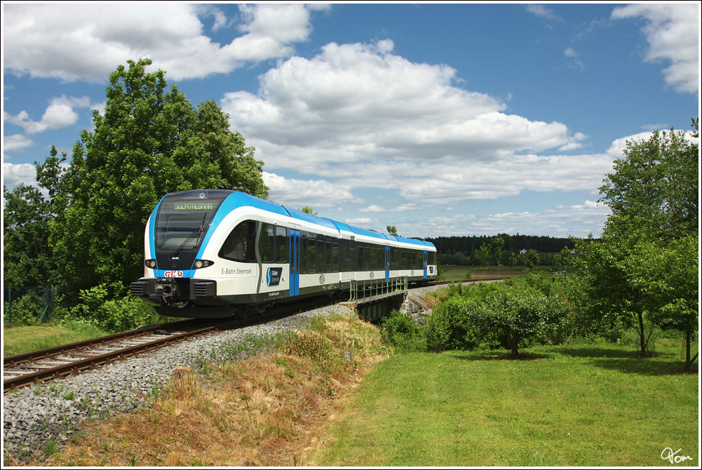 5063 008 fhrt als Sonderzug R 4366 (bei der Rckfahrt bis zur Abzweigung Gleinsttten als Nebenfahrt 102) von Gleinsttten nach Bergla, aufgenommen nahe Gleinsttten. 
17.5.2012