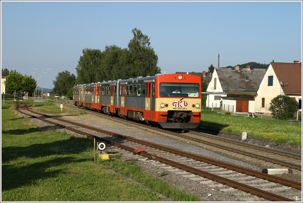 5070 010 ( VT 70) der GKB f�hrt als R 8569 von Graz nach Wies-Eibiswald. 
P�lfing-Brunn 27.6.2011