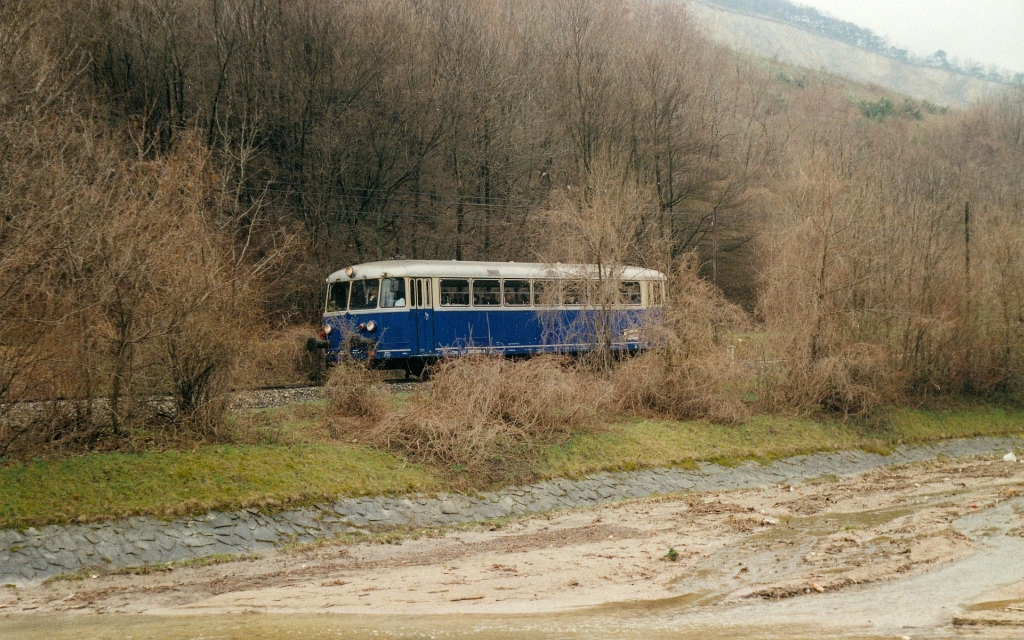5081 001-9 am 12.April 1993 kurz nach der Hst. Neumhle Richtung Liesing fahrend. (Scan vom Fotopositiv) 

