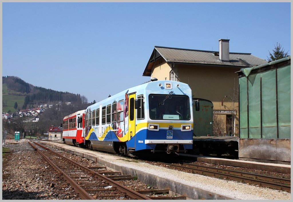 5090 010+013  Citybahn Waidhofen  beim Halt in Waidhofen/Ybbs Lokalbahnhof. 30.03.11
