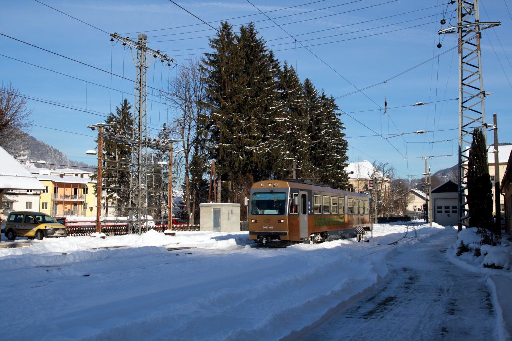 5090.008 als P 6827 hat soeben Kirchberg a. d. Pielach erreicht. 13.12.2012