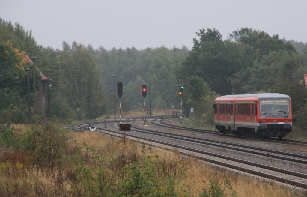 5.10.2012 Lcknitz. 928 654 / RE6 nach Stettin verlsst in strmenden Regen den Bahnhof vorbei an alten DR Hl-Signalen. Die Umstellung auf ESTW-Technik steht laut EBA-Screening bevor.