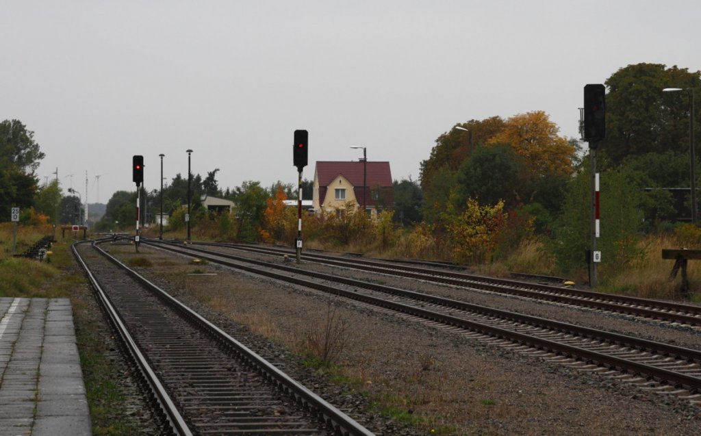 5.10.2012 Lcknitz, Ausfahrt Ri Westen an einem trben Herbsttag: Hl-Ausfahrsignale, die nach der Umstellung auf Estw-Technik Ks-Signalen weichen werden. 