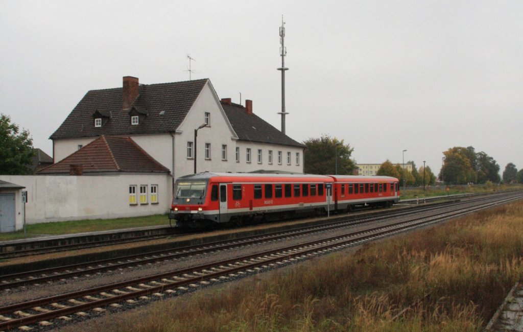 5.10.2012 Lcknitz. RE 6 nach Stettin beim Halt im strmenden Regen. Nach der Umstellung auf ESTW-Technik wird es wohl einen greren Mittelbahnsteig geben.