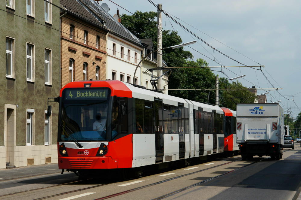 5103 in Werkslackierung nach entfernen der Ganzreklame  Express  auf der Berliner Strae am 15.07.2013. 