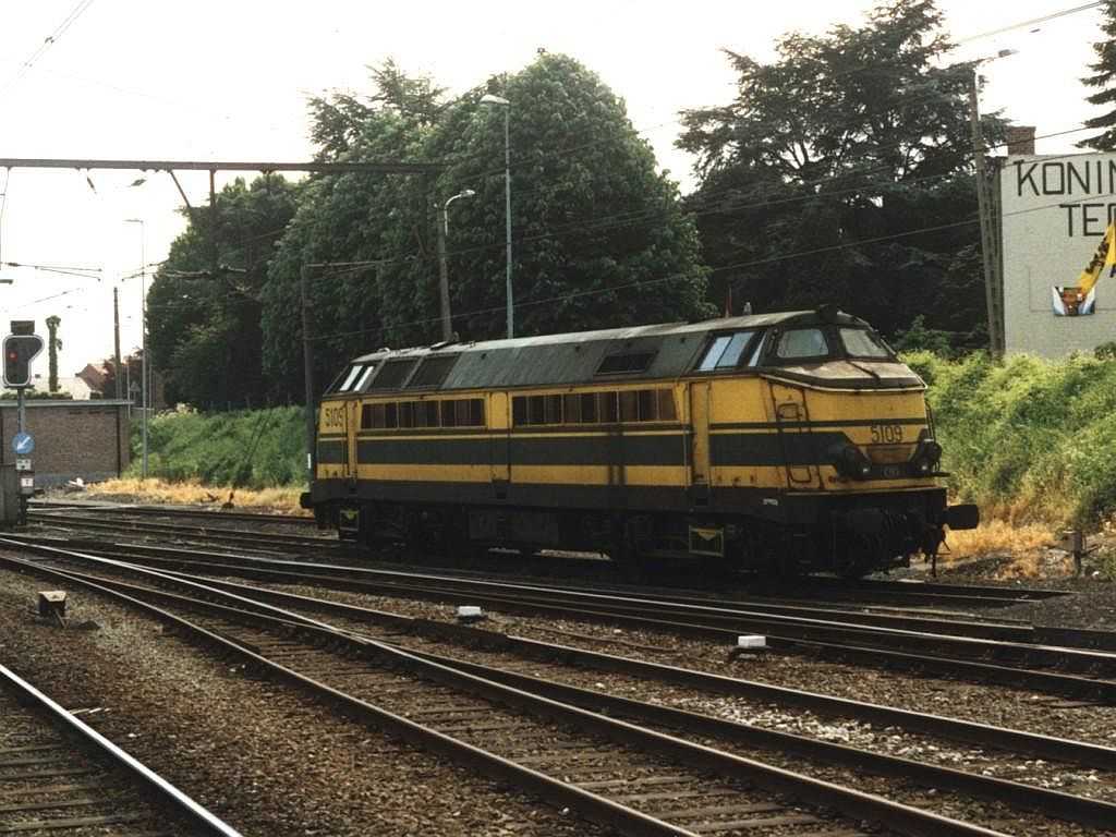 5109 auf Bahnhof Geraardsbergen am 19-5-2001. Bild und scan: Date Jan de Vries.