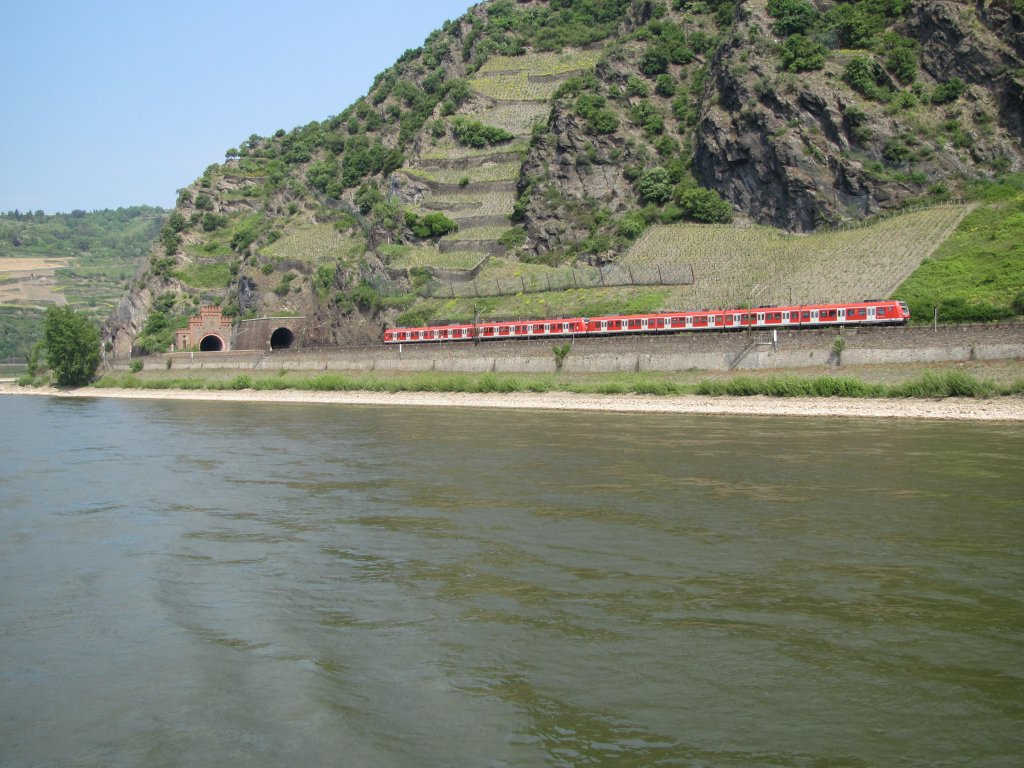 5.1.2011 11:32 Zwei Triebzge der Baureihe 424 als Leerzug auf der rechten Rheinstrecke in Richtung Rdesheim (Rhein).