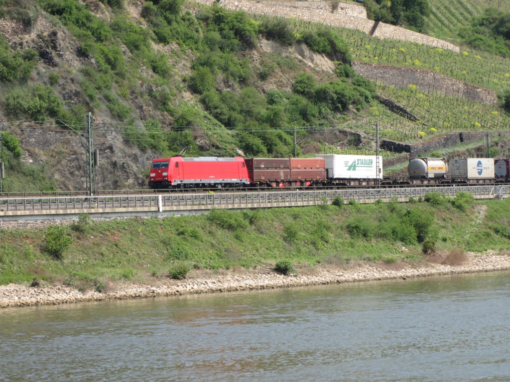 5.1.2011 12:39 185 316-7 mit einem gemischten Gterzug auf der rechten Rheinstrecke zwischen Lorchhausen und Lorch (Rhein).