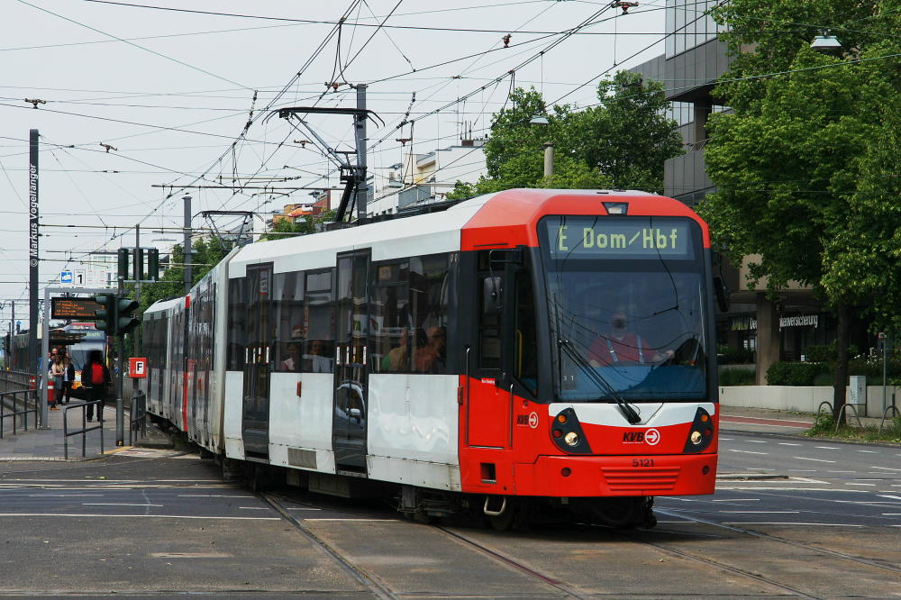 5121 als Verstrkerkurs Richtung Dom/HBF auf der Kreuzung Aachener Str./Grtel am 09.06.2013.