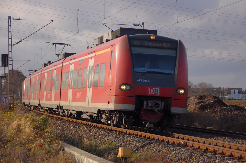 5.12.2011 der Triebwagen 425 591-5 f�hrt einen Zug der Linie RE 8 nach Koblenz, der Zug ist hier kurz hinter Gubbertath in der Kurve am ehemaligen Bahn�bergang zu sehen.