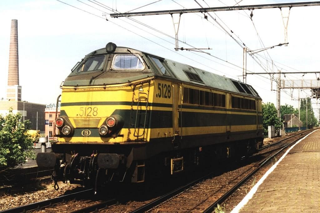 5128 auf Bahnhof Gent Dampoort am 21-5-2001. Bild und scan: Date Jan de Vries.