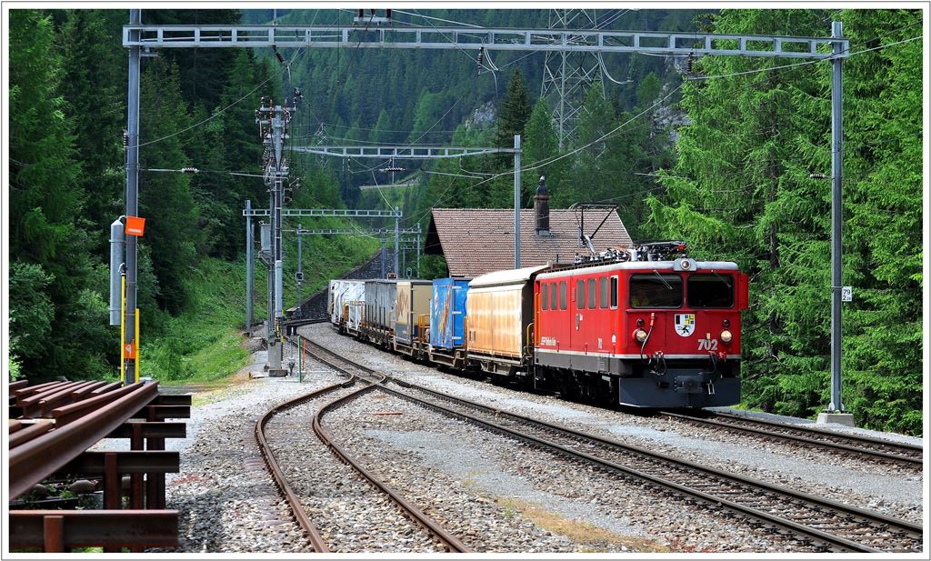 5129 mit Ge 6/6 II 702  Curia  fhrt in die Ausweichstelle Muot 1575m /M. ein. (18.07.2013)