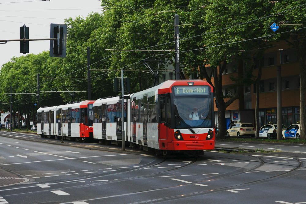 5142 als Verstrkerkurs Richtung Dom/HBF biegt vom Ehrenfeldgrtel in die Subbelrather Strae ein am 09.06.2013.