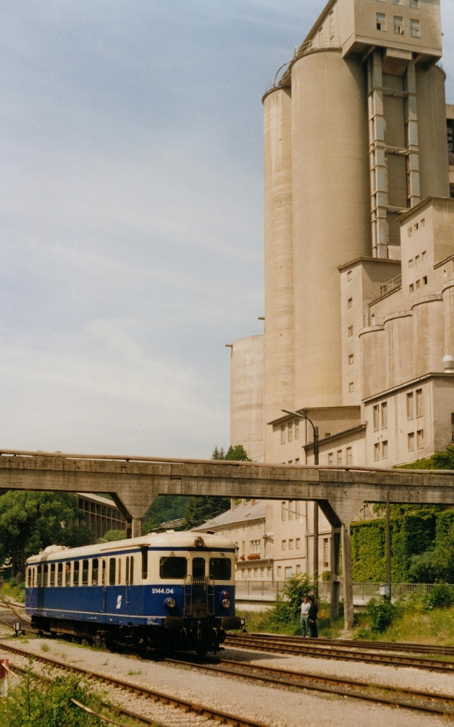 5144.04 am 19.Juni 1993 vor der mchtigen Kulisse des Zementwerkes im Bf. Waldmhle. (Scan vom Fotopositiv) 

